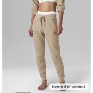 ALO Yoga Muse Sweatpant beige